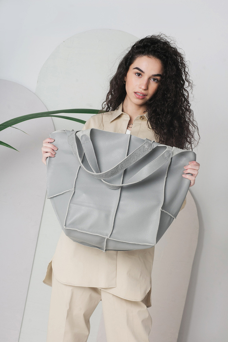 ΤΣΑΝΤΑ ΧΕΙΡΟΠΟΙΗΤΗ OVERSIZED ΔΕΡΜΑ ΓΚΡΙ