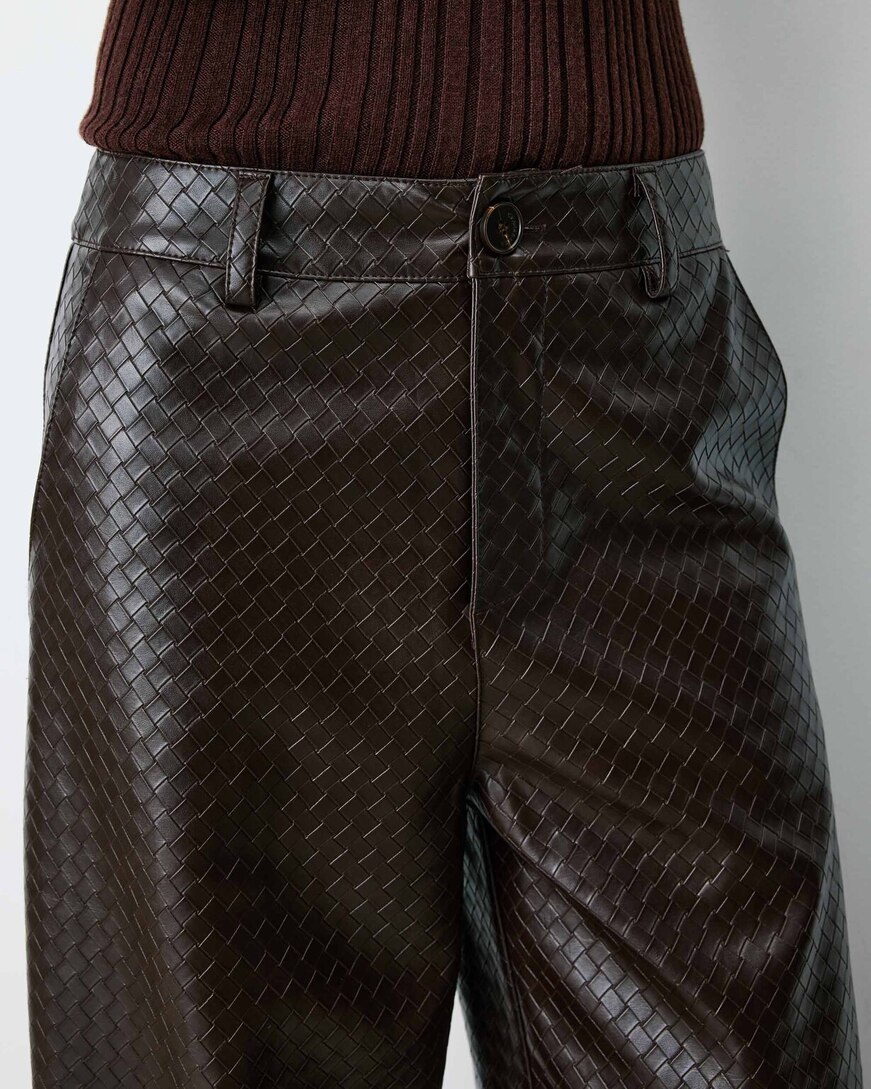 TEXTURED FAUX-LEATHER BARREL PANTS CHOCOLAT ARTIUS