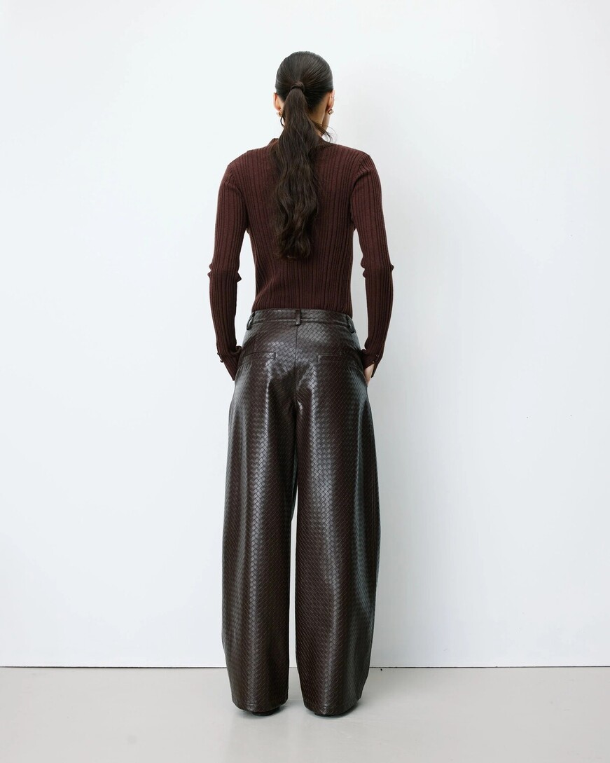 TEXTURED FAUX-LEATHER BARREL PANTS CHOCOLAT ARTIUS
