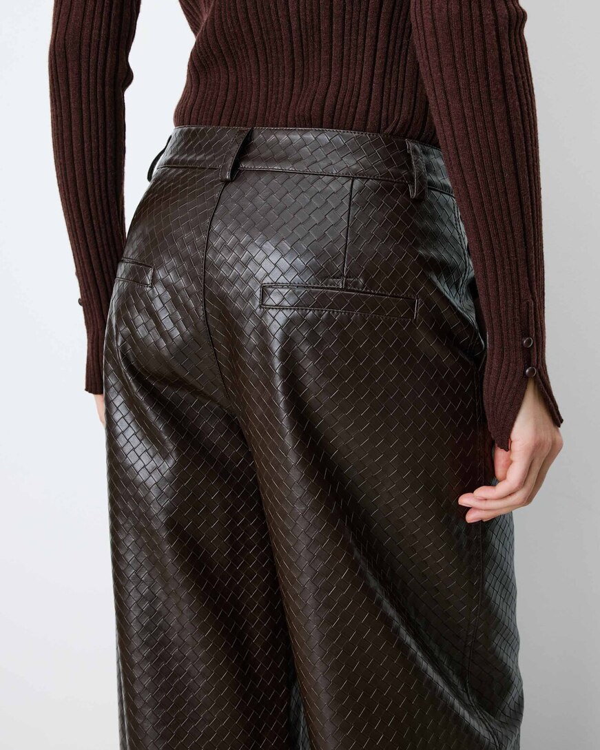 TEXTURED FAUX-LEATHER BARREL PANTS CHOCOLAT ARTIUS