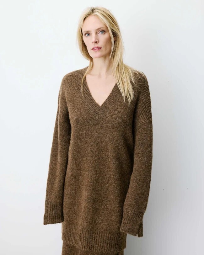 OVERSIZED SHORT V-NECK KNIT DRESS CHOCOLAT AIRINA