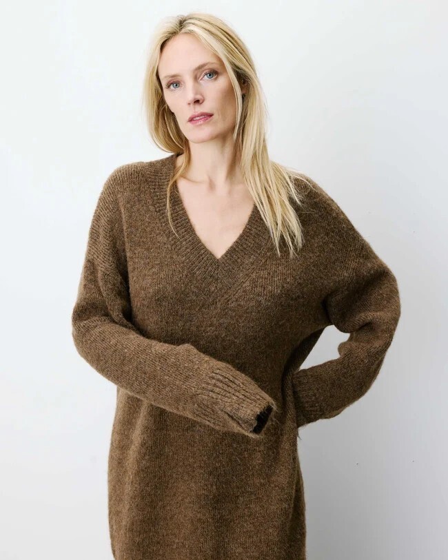 OVERSIZED SHORT V-NECK KNIT DRESS CHOCOLAT AIRINA
