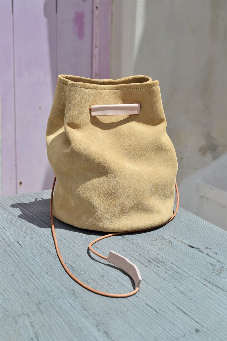 ΤΣΑΝΤΑ ΔΕΡΜΑΤΙΝΗ ΜΠΕΖ ( LOLI SOFT BUCKET BEIGE ) ANA KOUTSI
