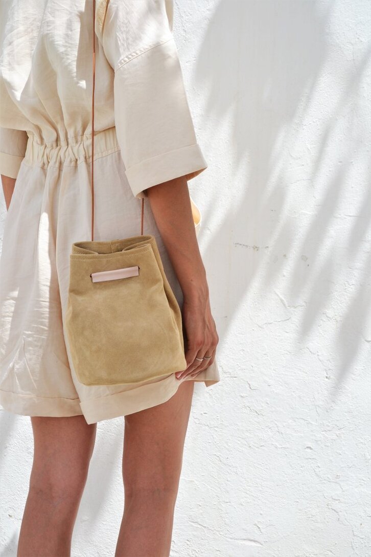 ΤΣΑΝΤΑ ΔΕΡΜΑΤΙΝΗ ΜΠΕΖ ( LOLI SOFT BUCKET BEIGE ) ANA KOUTSI