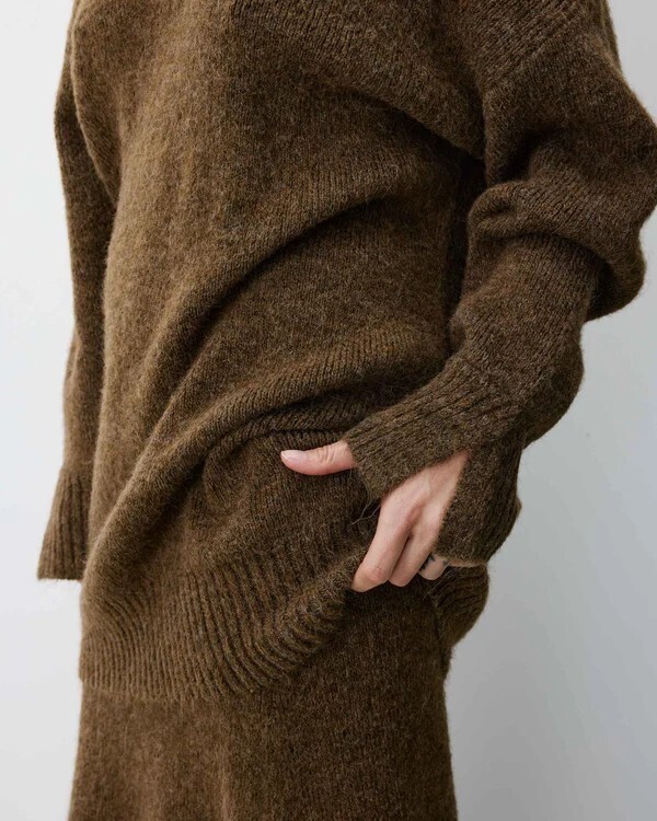 OVERSIZED SHORT V-NECK KNIT DRESS CHOCOLAT AIRINA