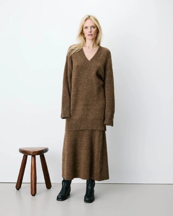 OVERSIZED SHORT V-NECK KNIT DRESS CHOCOLAT AIRINA