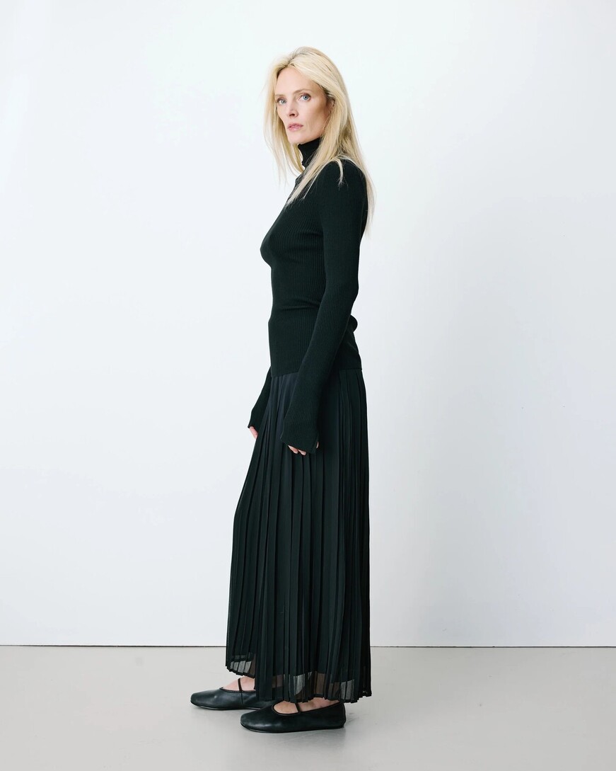 FITTED TURTLENECK SWEATER NOIR ALFRED