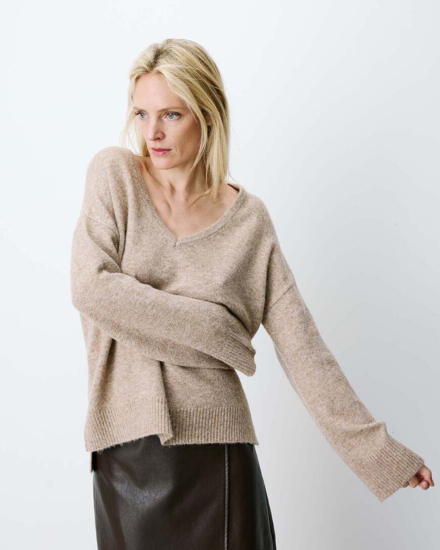 V-NECK KNIT SWEATER SABLE SALVADOR